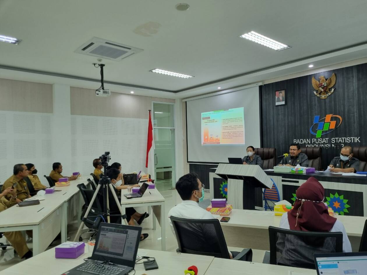 EKONOMI MEMBAIK: Statististik Ahli Madya BPS NTB Arrief Chandra Setiawan (dua dari kanan) menerangkan perekonomian NTB berdasarkan besaran Produk Domestik Regional Bruto (PDRB) di ruang rapat BPS NTB, Senin (7/11/2022). (Dewi/Lombok Post)