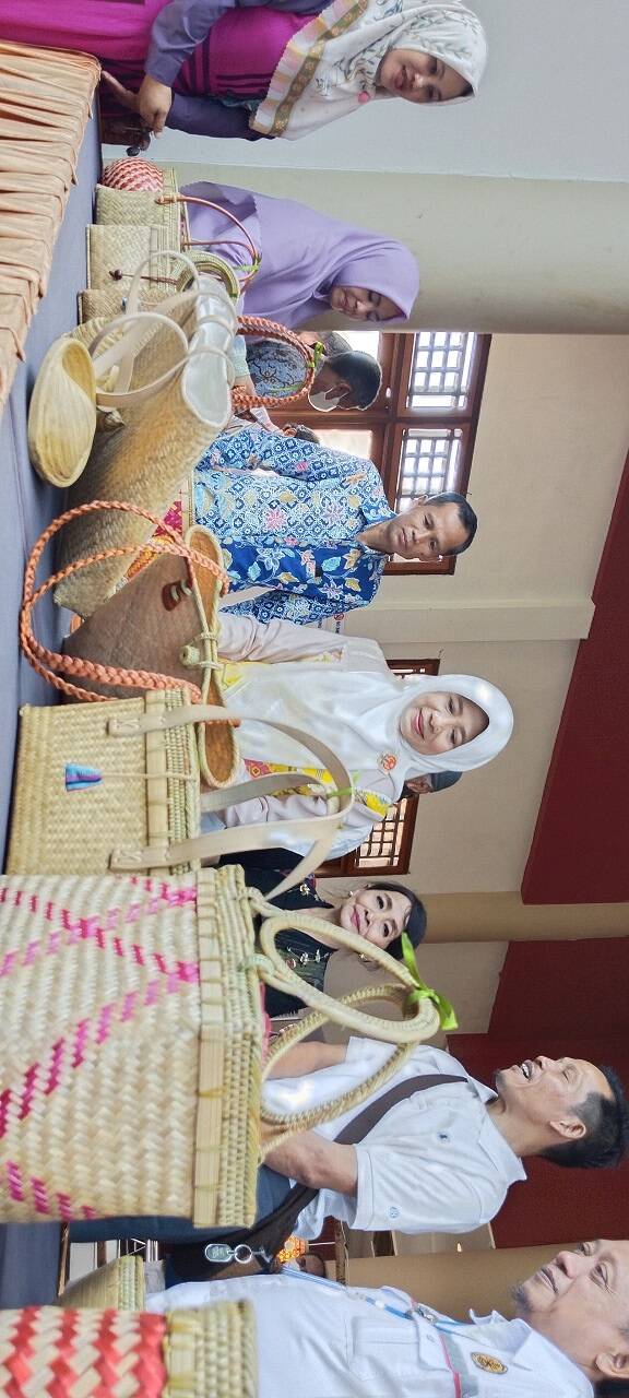 INDAH DAN CANTIK: Ketua Dekranasda NTB Niken Saptarini Widyawati Zulkieflimansyah (jilbab putih) melihat berbagai produk anyaman bambu dan ketak serta coiling bambu yang terpajang di lobi hotel usai penutupan workshop, Kamis (17/11/2022). (Dewi/Lombok Pos