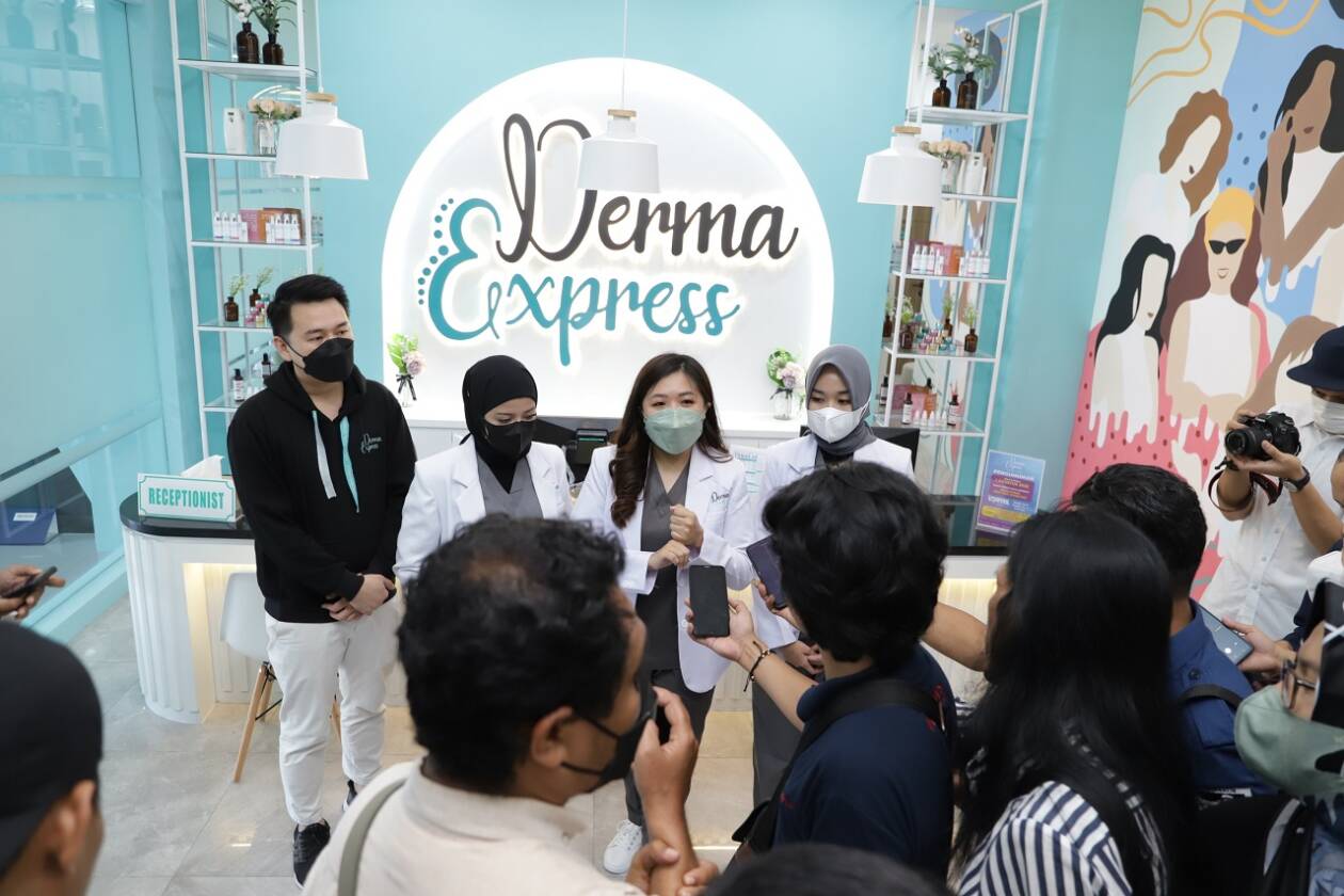 Kepala Dokter Derma Express dr Cinthia menjawab pertanyaan beberapa awak media   di sela-sela pembukaan klinik kecantikan Derna Express di Mataram, Rabu (16/11/2022). (Dewi/Lombok Post)
