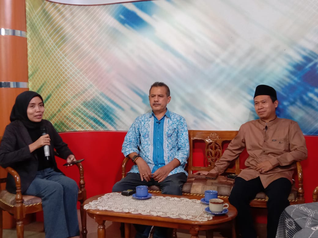 TANGKAP PELUANG: Ketua ASITA NTB Dewantoro Umbu Djoka (tengah) menghadiri diskusi publik pada salah satu stasiun televisi lokal NTB, di Kabupaten Lombok Timur, Kamis (10/11/2022).  (Dewi/Lombok Post)