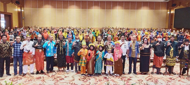 LESTARIKAN BAHASA DAERAH: Kepala Dinas Pendidikan dan Kebudayaan NTB Aldy Furqon (paling tengah), Kepala Pusat Pengembangan dan Perlindungan Bahasa dan Sastra Imam Budi Utomo (tujuh dari kanan) berfoto bersama jajaran kantor Bahasa NTB dan ratusan peserta