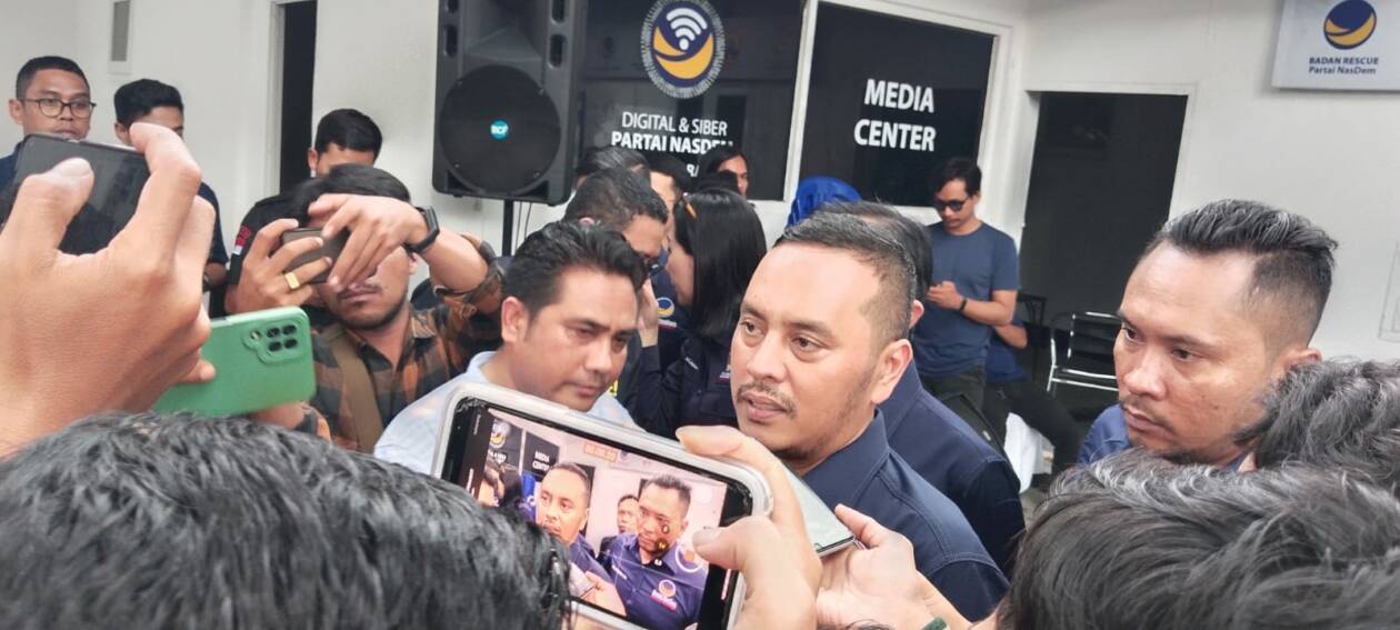NAHKODA BARU: Ketua DPW Nasdem NTB Willy Aditya memberi keterangan pers di hadapan wartawan, Jumat (25/11/2022)(Dewi/Lombok Post)