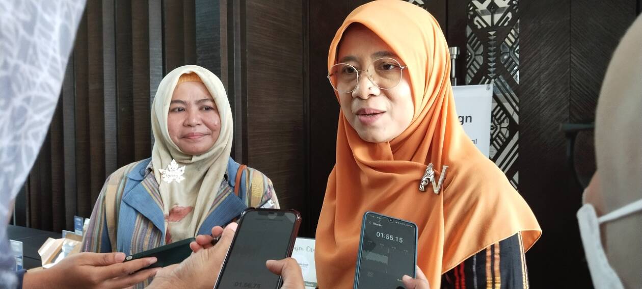 WIRAUSAHA MUDA: Ketua International Council for Small Business (ICSB) NTB Hj Niken Saptarini Widyawati Zulkieflimansyah (kanan) memberikan keterangan pers usai menghadiri Lomba Wirausaha Muda NTB di salah satu hotel di kota Mataram, Minggu (27/11/2022).