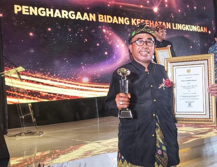 PELABUHAN SEHAT: General Manager Pelindo Cabang Lembar Baharuddin saat menerima langsung tropi dan Penghargaan Pelabuhan Sehat di Jakarta, Rabu (23/11). (Nurul/Lombok Post)