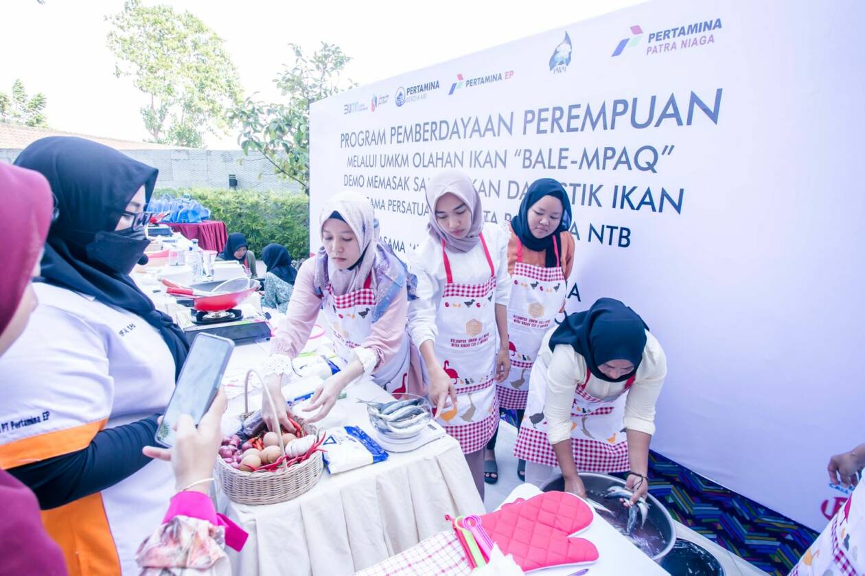 PEMBERDAYAAN PEREMPUAN: Pelatihan pengolahan ikan BALE-MPAQ yang dilaksanakan PT Pertamina Patra Niaga Regional Jatimbalinus melalui Integrated Terminal Ampenan di Hotel Golden Palace Kota Mataram, Senin (21/11)