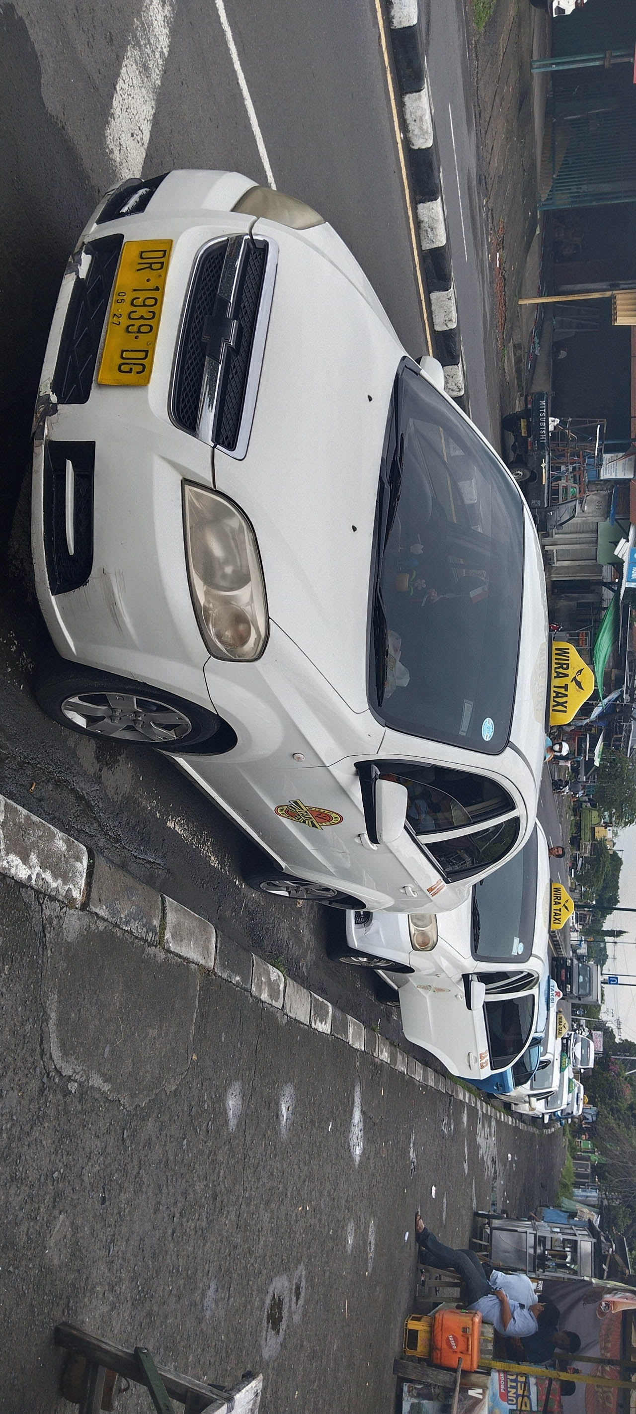 IKUTAN NAIK: Sejumlah taksi mangkal di depan terminal Damri di Kota Mataram, Senin (7/11/2022).  (Dewi/Lombok Post)