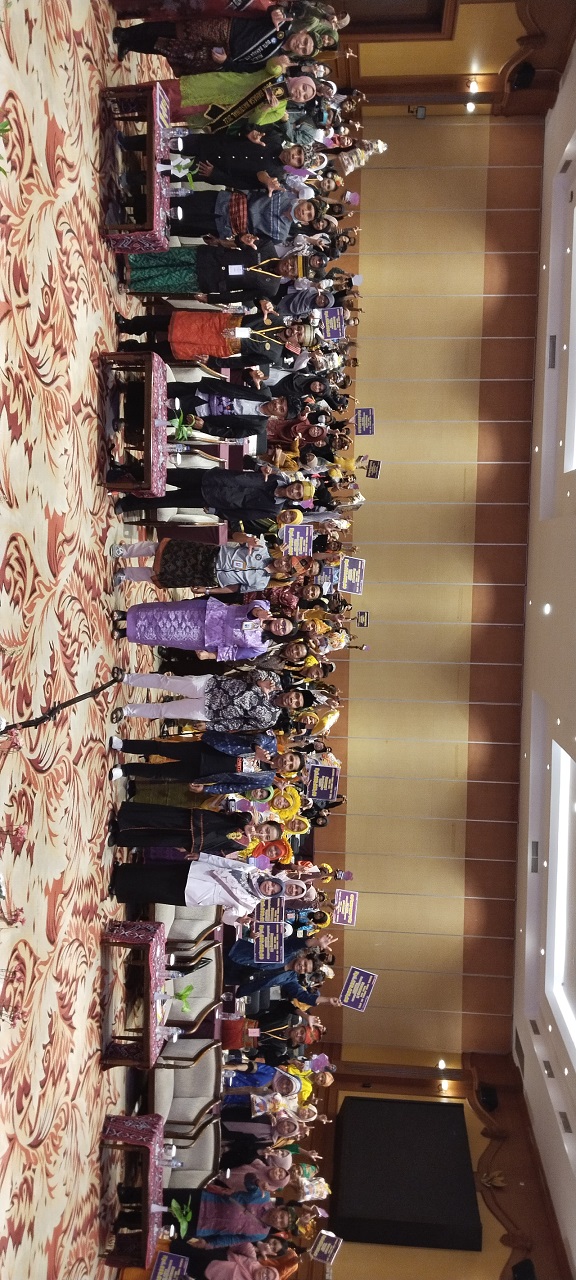 SUKSES DIGELAR: Kepala Kantor Bahasa NTB Puji Retnowati Hardiningtyas (depan tengah) berfoto bersama para dewan juri dan ratusan peserta lomba Festival Tunas Bahasa Ibu Tahun 2022, di Kota Mataram, Rabu (9/11/2022).  (Dewi/Lombok Post)