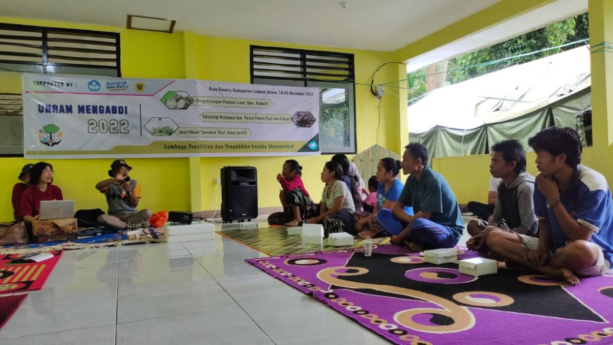 PENGABDIAN KEPADA MASYARAKAT: Sejumlah warga (kanan) memperhatikan penjelasan dari tim dosen selama berlangsungnya kegiatan Unram Mengabdi 2022 di Desa Senaru, Kecamatan Bayan, Minggu (20/11).