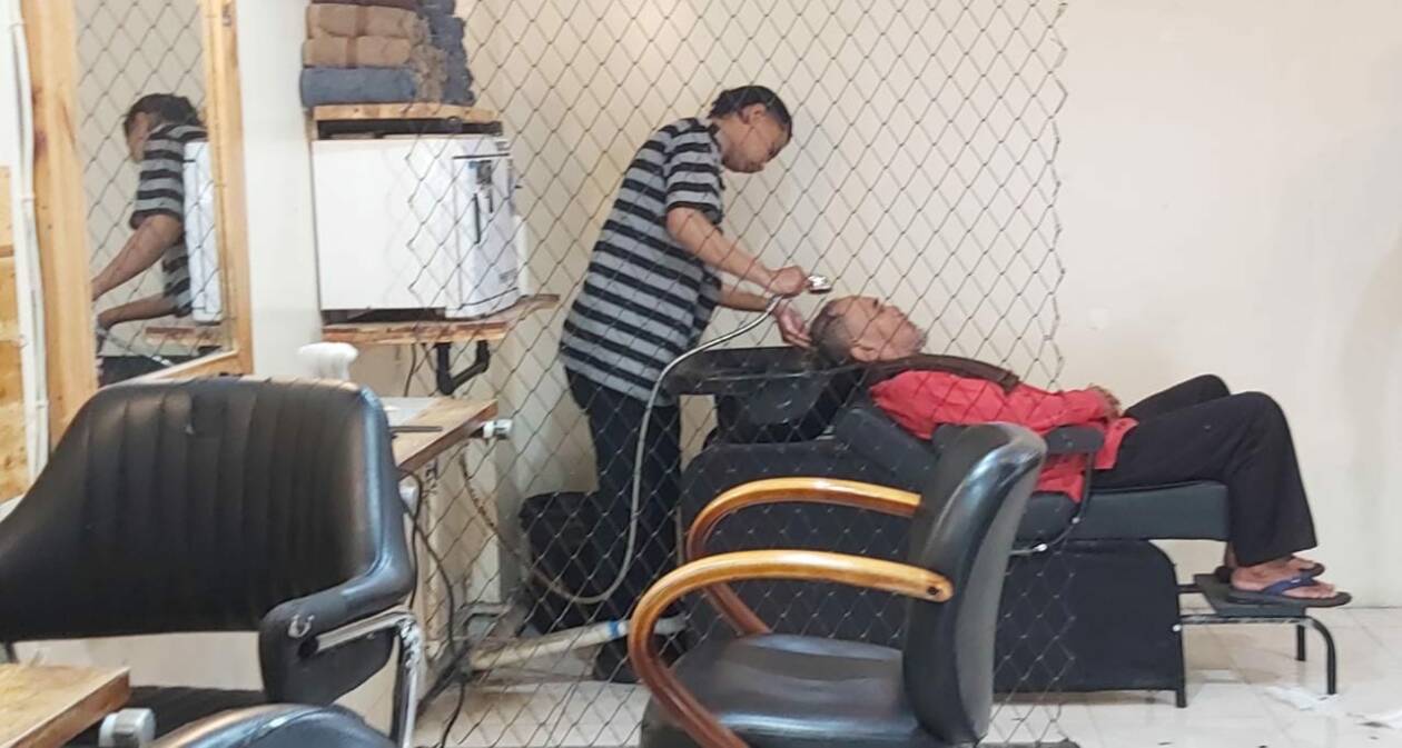 KERJA: Seorang karyawan barbershop sedang melayani konsumen, beberapa hari lalu. (Nurul/Lombok Post)
