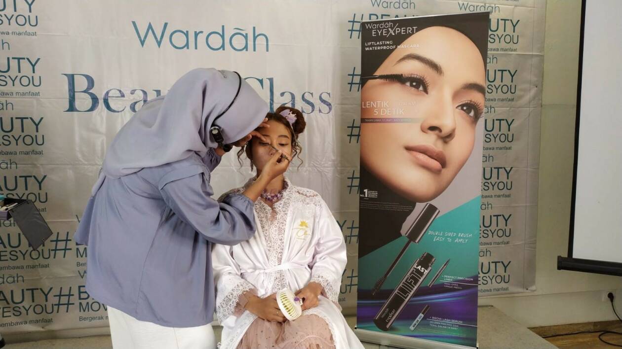 Wardah Cosmetics Lombok menggelar beauty class bekerja sama dengan Toko Valette Cosmetics, Minggu (31/10/2022)