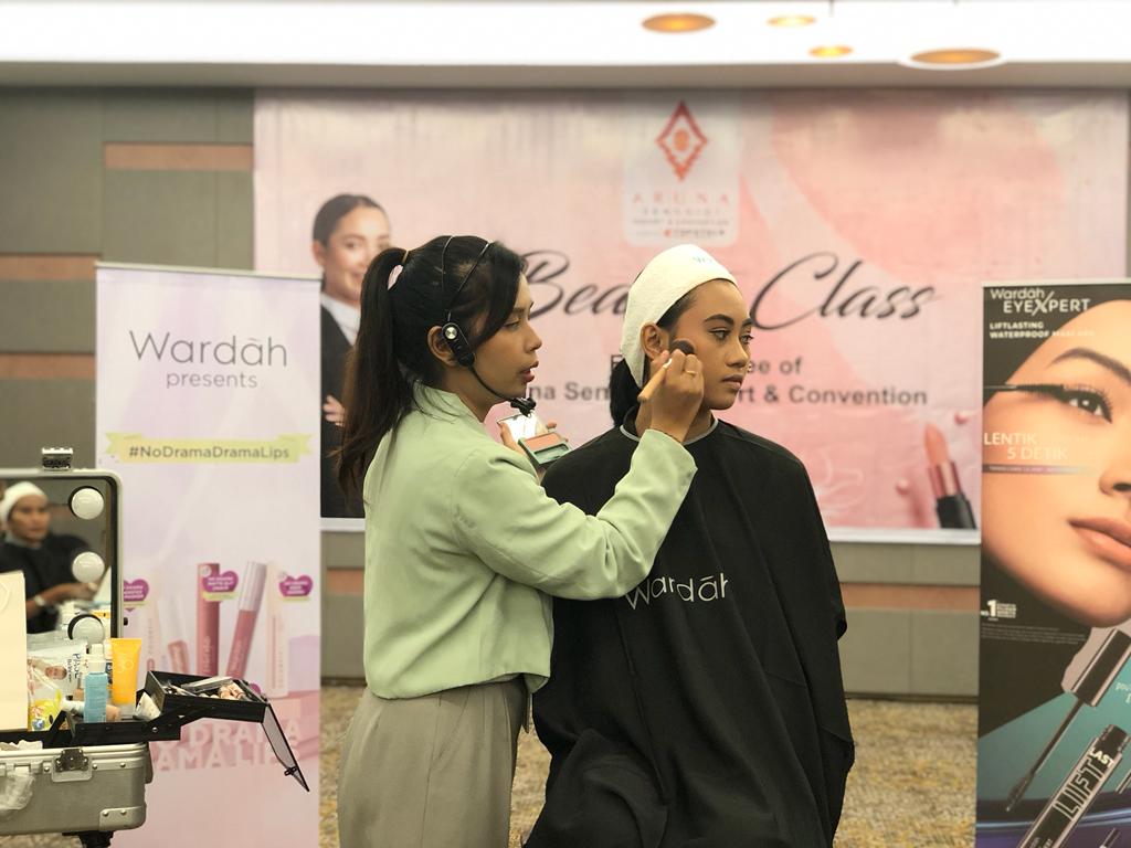 MAKIN CANTIK: Tim dari Wardah Beauty Lombok menjelaskan cara menggunakan make up yang tepat kepada karyawan Aruna Senggigi Resort & Convention, Rabu (2/11/2022) lalu.