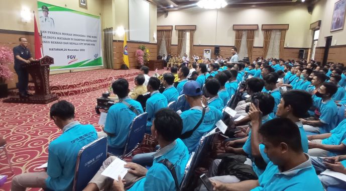 BERANGKAT KE MALAYSIA: Wali Kota Mataram H Mohan Roliskana saat melepas sejumlah PMI yang akan berangkat ke Malaysia di Aula Pendopo Wali Kota Mataram, kemarin (28/11).( TONI/LOMBOK POST)