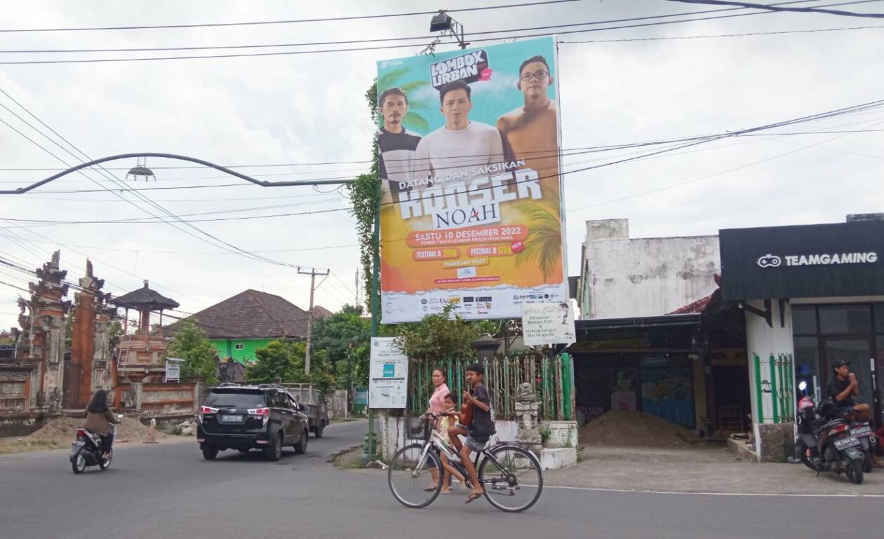 SIAP GUNCANG MATARAM: Baliho Noah yang akan menggelar konser di Parkiran Timur Lombok  Episentrum Mall 10 Desember  mendatang sudah terpasang di sejumlah titik. Salah satunya dekat Lapangan Sangkareang Mararam.