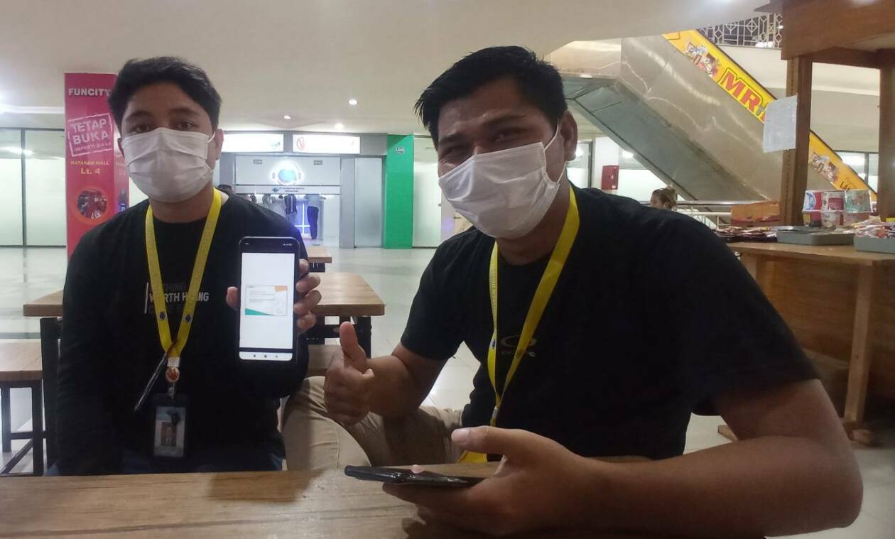 BERI PENJELASAN: Pihak PT EDN dan Indowow Invest Media saat memberikan klarifikasi di depan kantornya Kompleks Mataram Mall lantai 3, kemarin (30/11).