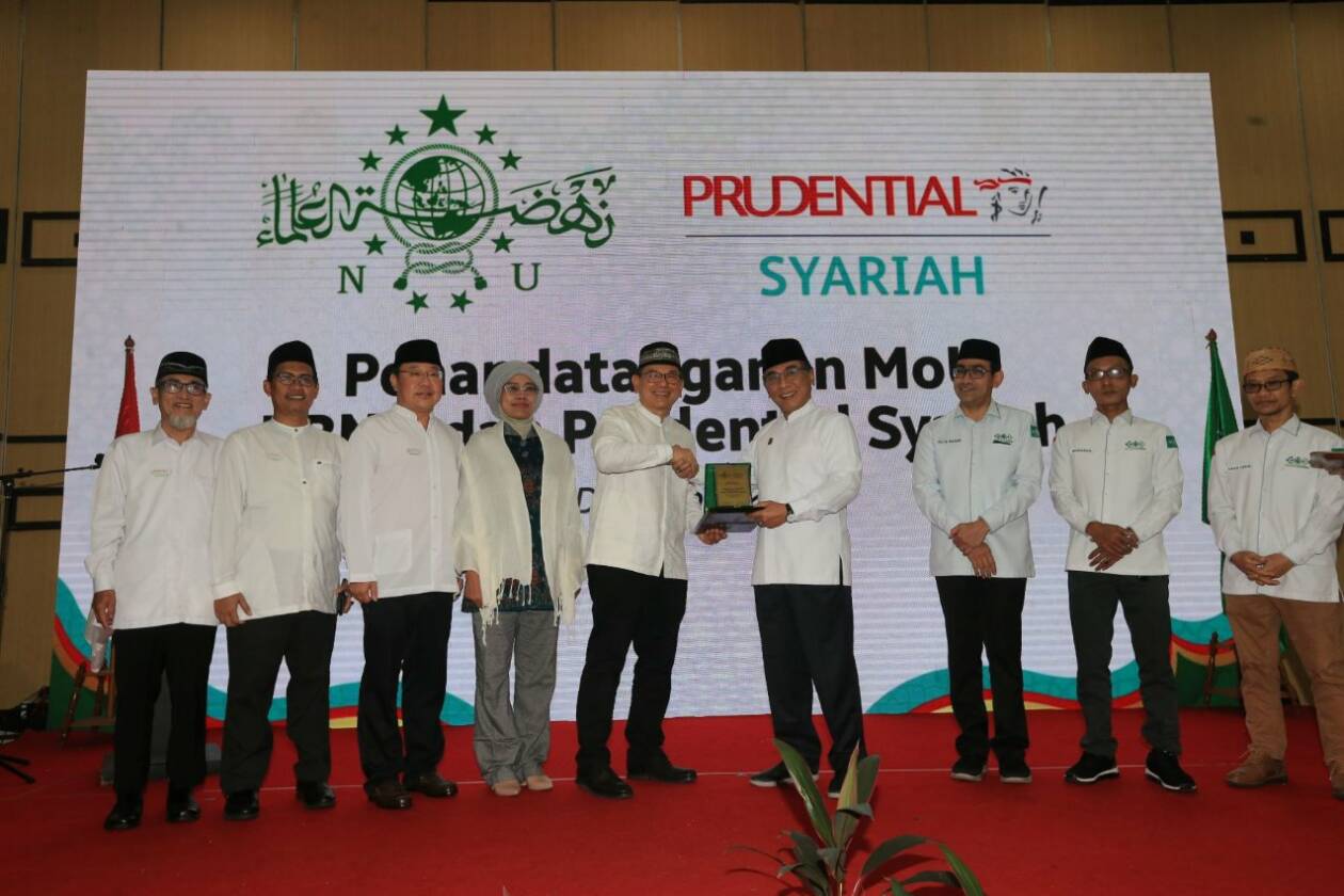 PERKUAT KOMITMEN: Jajaran Prudential Syariah berfoto bersama Pengurus Besar Nahdlatul Ulama (PBNU) usai menandatangani kerja sama dalam mendorong pertumbuhan ekonomi syariah di Indonesia, Sabtu (17/12/2022).