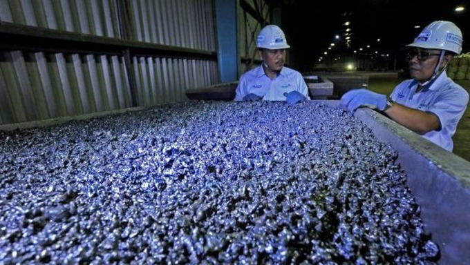 BIJIH NIKEL: Dua pria berdiri di depan bijih nikel. Indonesia kalah dalam World Trade Organization (WTO).(DOK/JAWA POS)