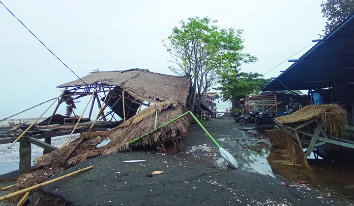 RUSAK: Lapak kuliner warga di Pantai Mapak Indah rusak setelah diterjang gelombang dan angin kencang beberapa hari terakhir. (TONI/LOMBOK POST )
