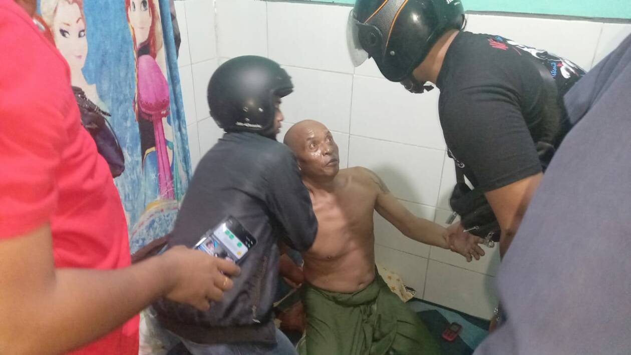 DITANGKAP: Terduga pengedar sabu berinisial KD saat diringkus tim opsnal Satresnarkoba Polresta Mataram, Senin (5/12). (Harli/Lombok Post)
