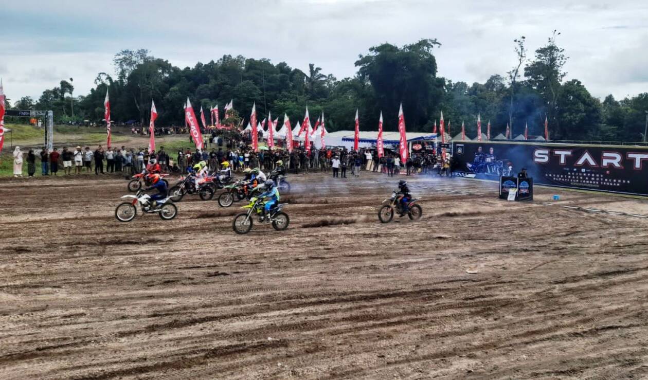 ADU KECEPATAN: Para pembalap motocross saat adu kecepatan di sirkuit Lantan, Desa Lantan, Kecamatan Batukliang Utara, Loteng, Sabtu (17/12). (Dedi/Lombok Post)