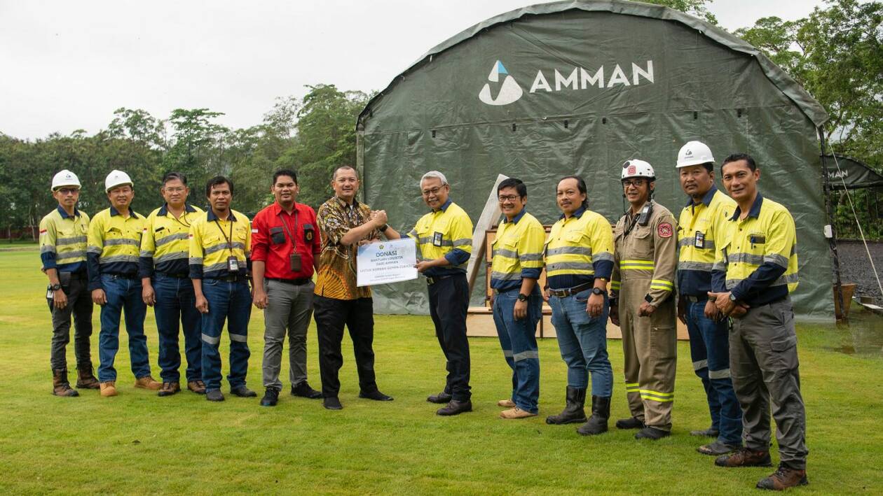 SERAHKAN BANTUAN: PT AMMAN menyerahkan bantuan secara simbolis untuk korban gempa Cianjur.(AMMAN FOR LOMBOK POST)