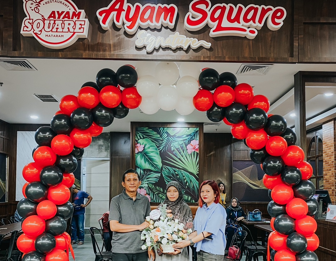 MULAI BUKA: Marketing Manager LEM Evalina M Siregar (kanan) bersama pemilik Ayam Square Signature saat membuka operasional, Sabtu (24/12).(LEM FOR LOMBOK POST)