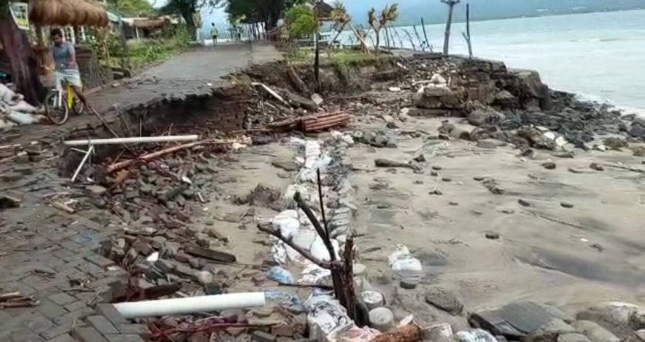 HAMPIR PUTUS: Kondisi jalan di depan 7Seas Cottage Gili Air yang hampir putus akibat banjir rob, Sabtu (24/12).(IST/LOMBOK POST)