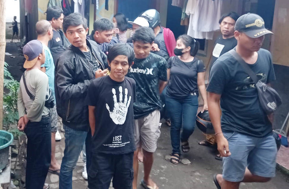 DICOKOK: Buronan pengedar sabu berinisial MRA ditangkap tim Satresnarkoba Poresta Mataram, Senin (5/12). (Harli/Lombok Post)
