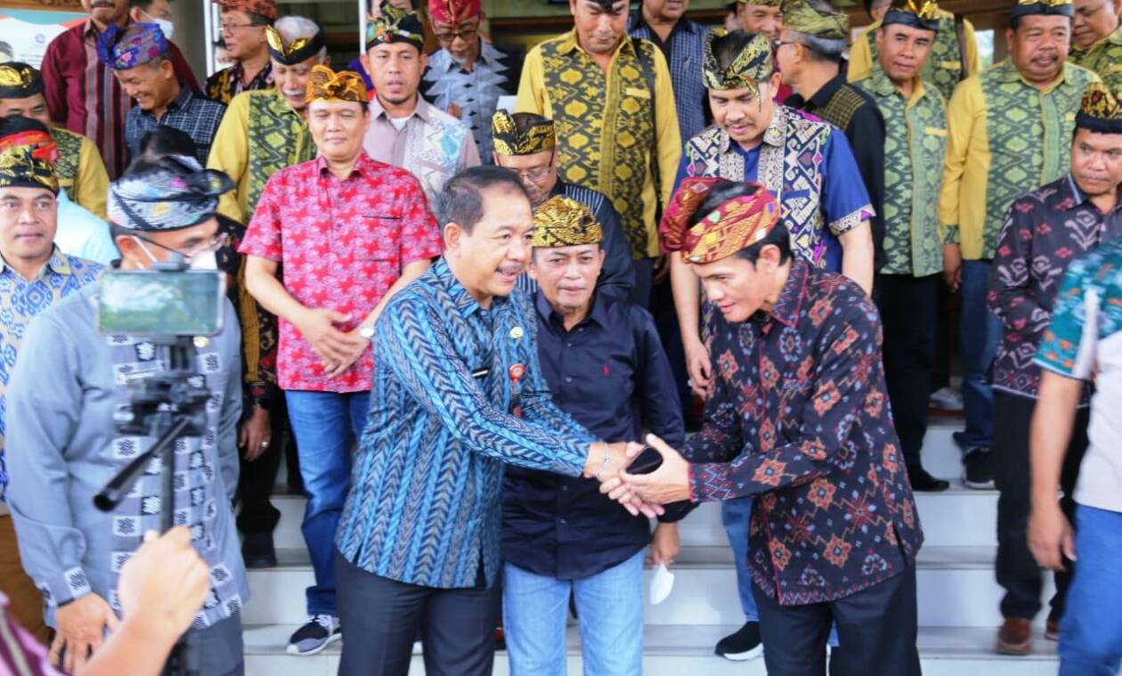 BELAJAR: Bupati dan wakil bupati, dan para pejabat OPD lingkup Pemkab Loteng, dan pemerintah kecamatan saat belajar di Kabupaten Badung, Bali, Jumat (2/12). (Humas Setdakab Loteng untuk Lombok Post)