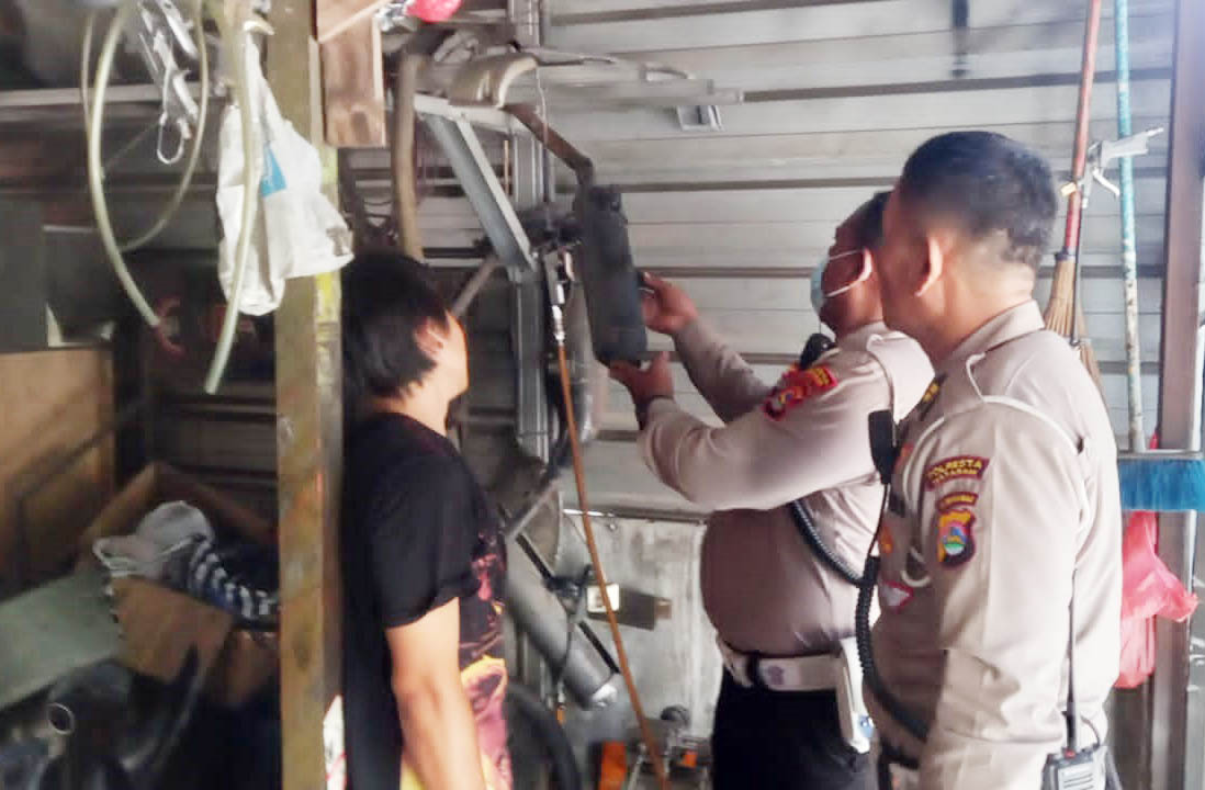 INI KNALPOT BRONG YA: Dua anggota Polsek Ampenan menyambangi salah satu bengkel motor, Selasa (13/12). Mereka mengimbau pemilik bengkel tidak melayani pemasangan knalpot brong. (Harli/Lombok Post)