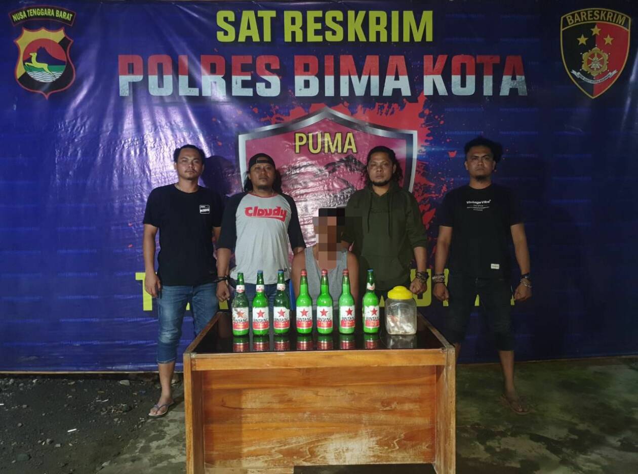 DIAMANKAN: Pelaku H diamankan bersama barang bukti di Polres Bima Kota, kemarin.(POLRES BIMA KOTA FOR LOMBOK POST)