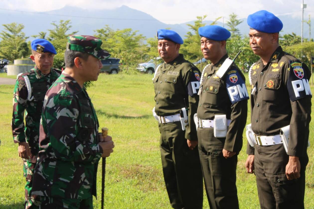 CEK PASUKAN: Danrem 162/WB Brigjen TNI Sudarwo Aris Nurcahyo mengecek kesiapan personel pengamanan kunjungan Presiden Joko Widodo, Rabu (28/12). (Korem 162/WB untuk Lombok Post)