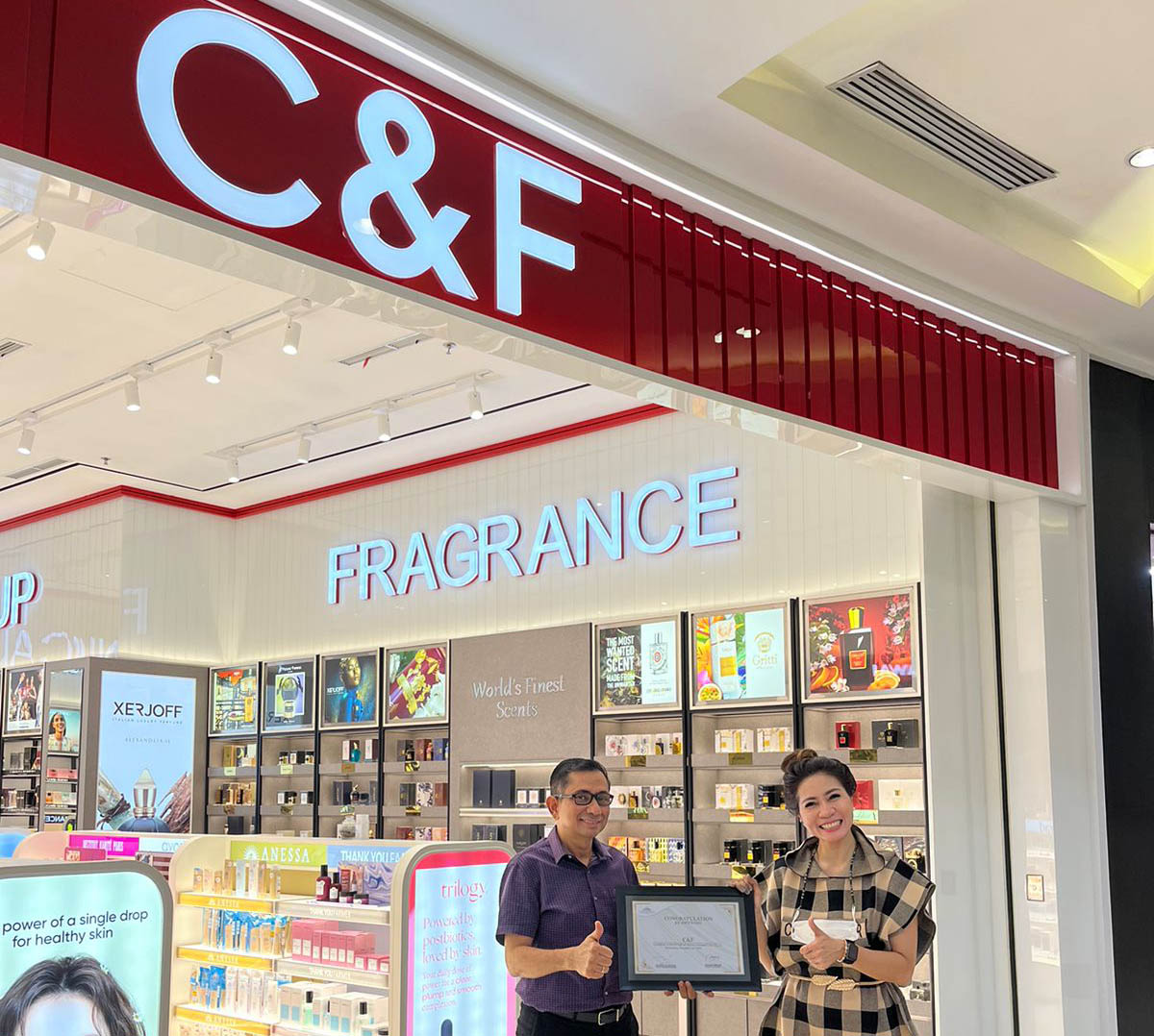 TAMPILAN LEBIH FRESH: General Manager LEM Salim Abdad (kiri) menyerahkan bukti kembali beroperasinya C&F setelah renovasi tampilan. (LEM FOR LOMBOK POST)