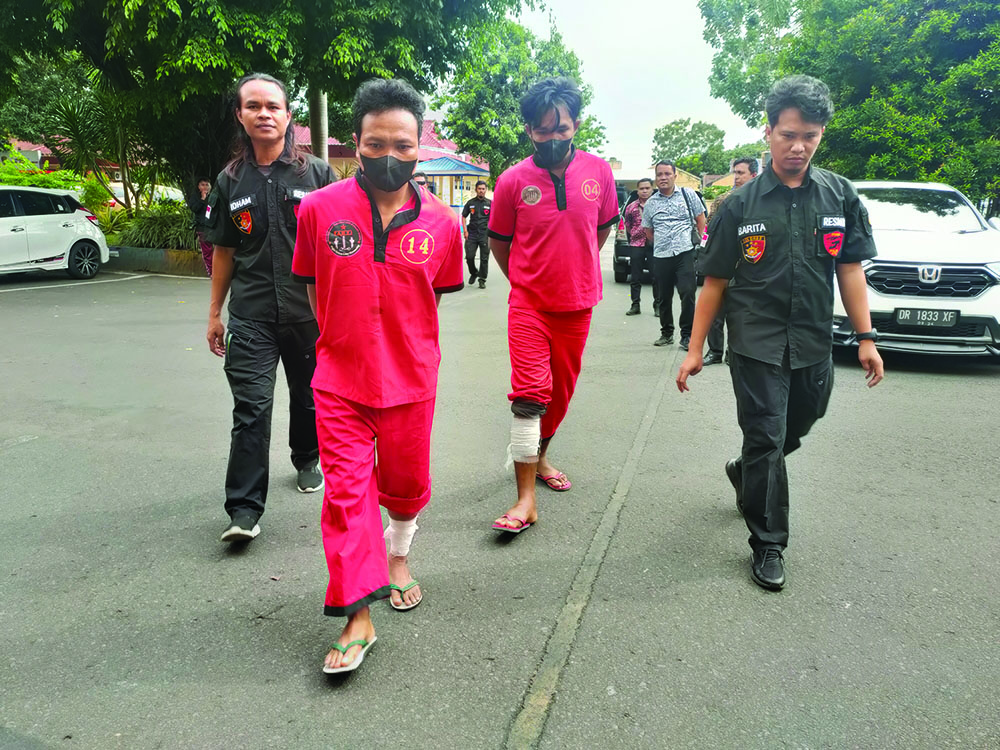 KENA TEMBAK: Dua pelaku curas berinisial MZ dan NS digiring ke ruang tahanan Polda NTB, Jumat (16/12). (Harli/Lombok Post)
