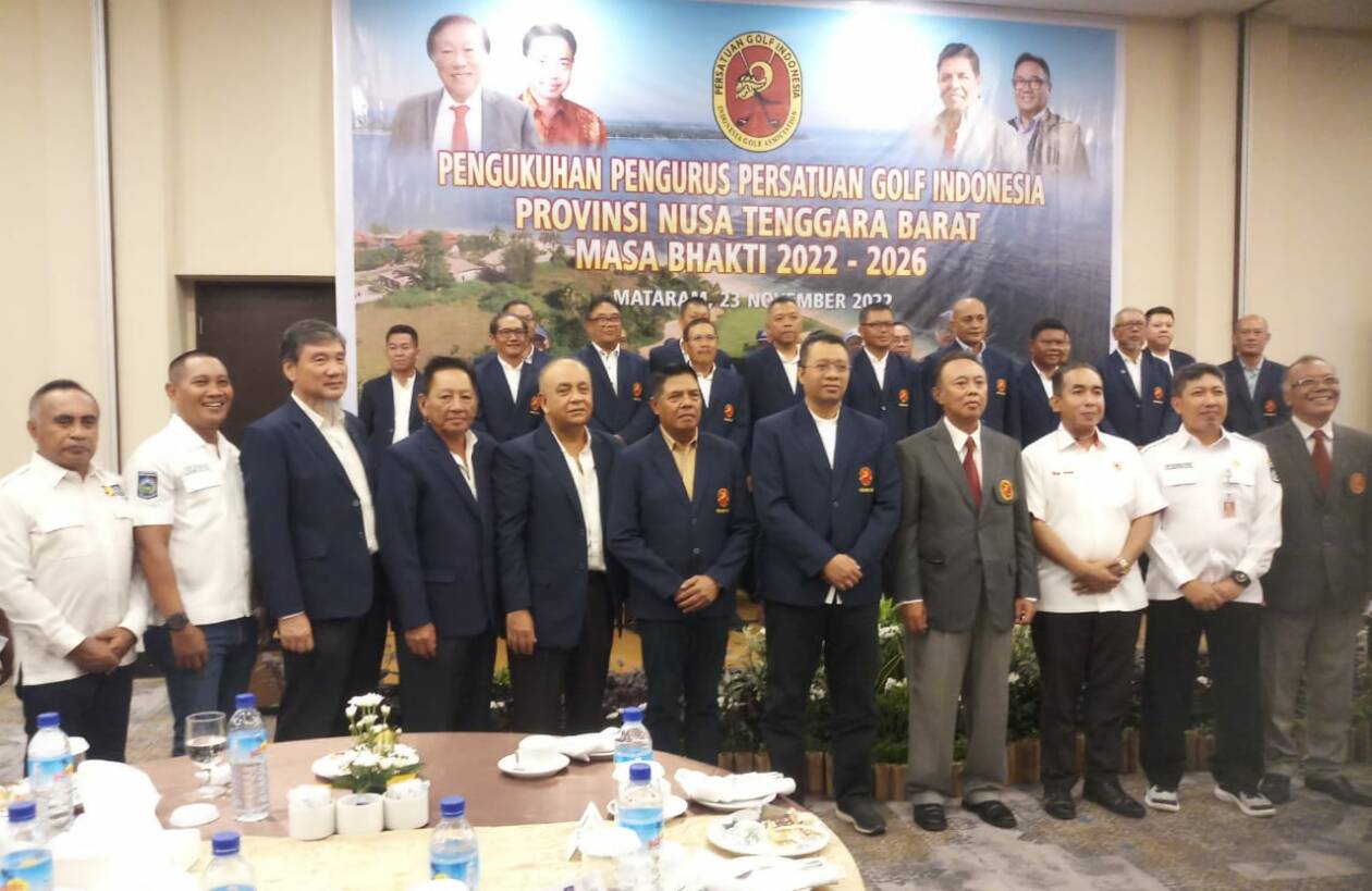 DILANTIK: Pengurus Provinsi (Pengprov) Persatuan Golf Indonesia (PGI) NTB saat dikukuhkan, beberapa waktu lalu.(TONI/LOMBOK POST)