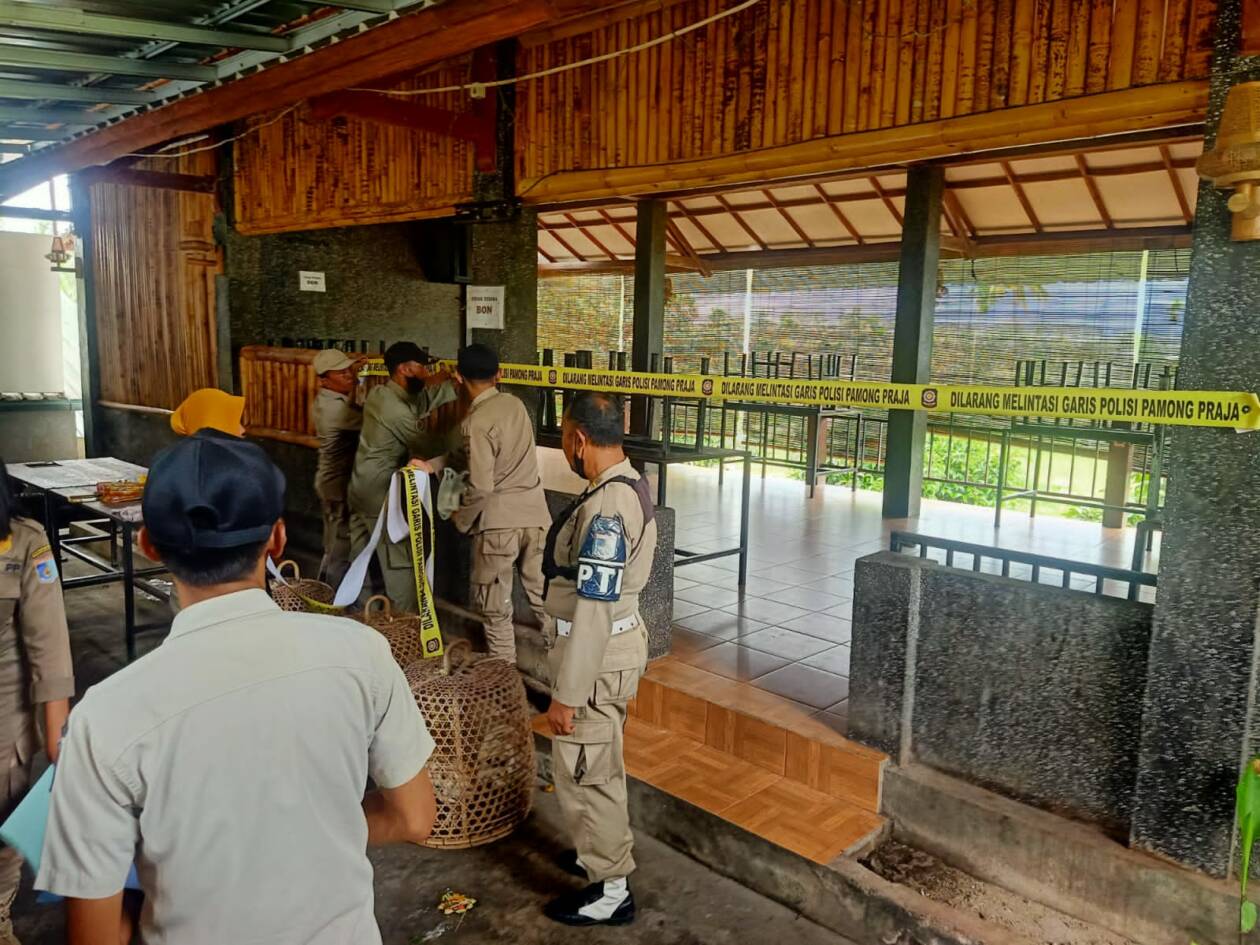 TEGAKKAN PERDA: Puluhan kafe ilegal di Suranadi saat ini sudah ditutup. Tindakan tegas tersebut diharapkan ada solusi dari pemerintah daerah.(HABIBUL ADNAN/LOMBOK POST)