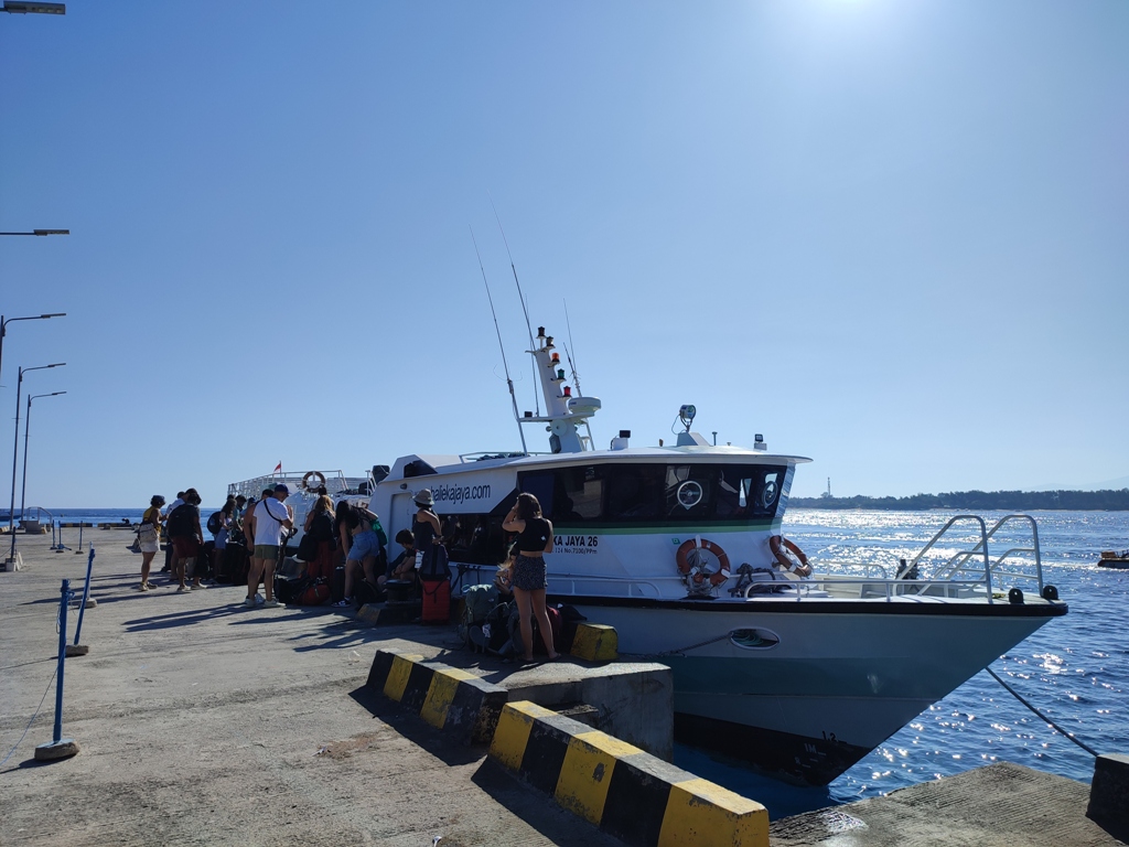 KAJI ULANG: Kapal cepat yang mengantarkan wisatawan dari Bali bersandar di dermaga Gili Trawangan, belum lama ini. (Didit/Lombok Post)
