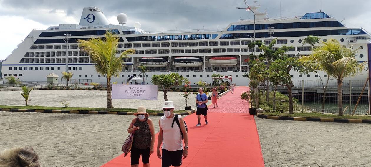 BAWA BANYAK TAMU: Kedatangan kapal pesiar di Pelabuhan Gili Mas pada November lalu. Pada tahun 2023 nanti, ada 23 kapal yang dijadwalkan sandar. (Habibul Adnan/Lombok Post)