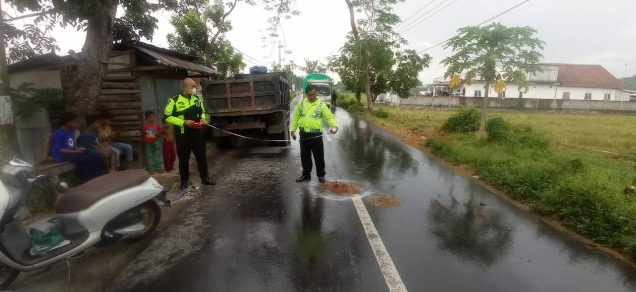 MASIH DITANGANI: Polisi melakukan olah TKP di lokasi kecelakaan yang melibatkan sepeda motor dengan dump truk di Desa Babussalam.(IST/LOMBOK POST)