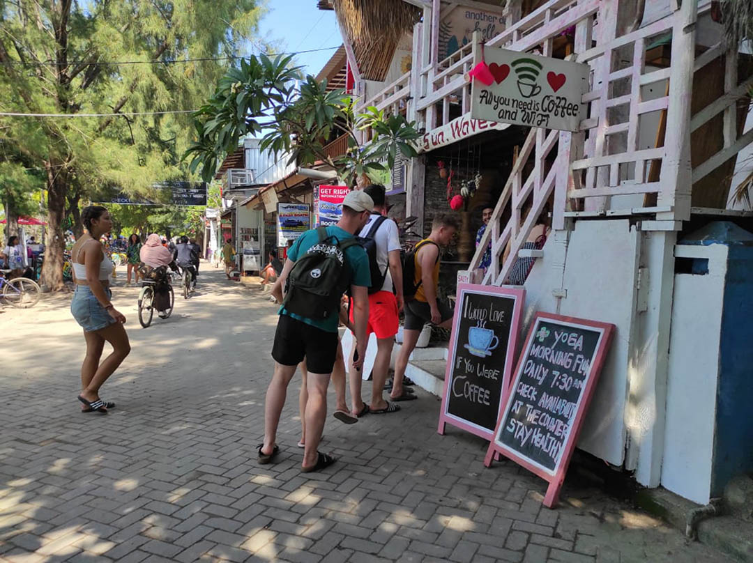 LIBURAN SERU: Sejumlah wisatawan mancanegara memasuki sebuah kafe di Gili Trawangan, beberapa waktu lalu.(FERIAL/LOMBOK POST)