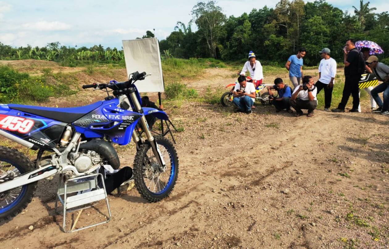 LATIHAN: Motor salah seorang pembalap yang siap digunakan untuk latihan di Sirkuit Lantan, Desa Lantan, Kecamatan Batukliang Utara, Loteng, Sabtu (20/11). (Dedi/Lombok Post)