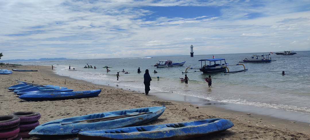 ISI LIBUR SEKOLAH: Para pengunjung berada di Pantai Senggigi. Dalam beberapa hari ini, wisata pantai ini ramai dikunjungi masyarakat lokal.(HABIBUL ADNAN/LOMBOK POST)
