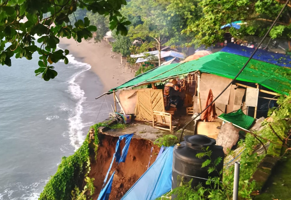 MEMBAHAYAKAN: Titik yang mengalami tanah longsor. Untuk sementara warga dilarang beraktivitas di sekitar lokasi.(IST/LOMBOK POST)