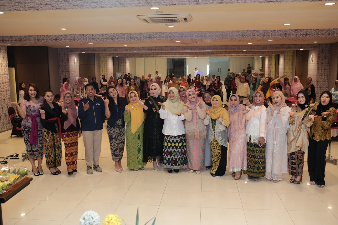 HARI IBU: Perwakilan LWC, ICSB NTB, Bank NTB Syariah, dan yang mendukung kegiatan Womenpreneur Creative Gathering di Lombok Plaza, Sabtu (24/12).(LWC FOR LOMBOK POST)