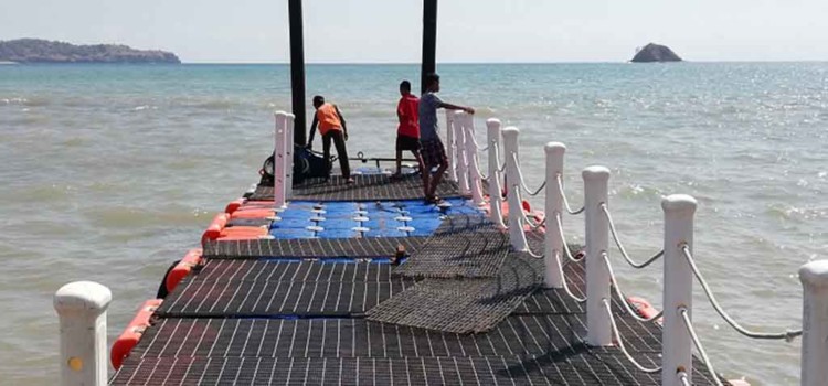 MANGKRAK: Ponton Apung Dermaga Labuhan Lalar, KSB mangkar. Kini, penyelidikan proyek yang menelan anggaran miliaran rupiah diambil Kejati NTB.(ISTIMEWA/LOMBOK POST)