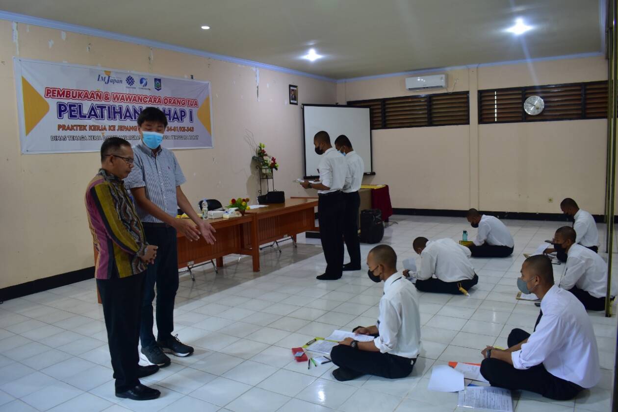 TANDA TANGAN KONTRAK: Kepala Disnakertrans NTB I Gede Putu Aryadi (kanan) menyaksikan 24 peserta pemagangan ke Jepang melakukan penandatanganan kontrak, Jumat (2/12). (Dewi/Lombok Post)