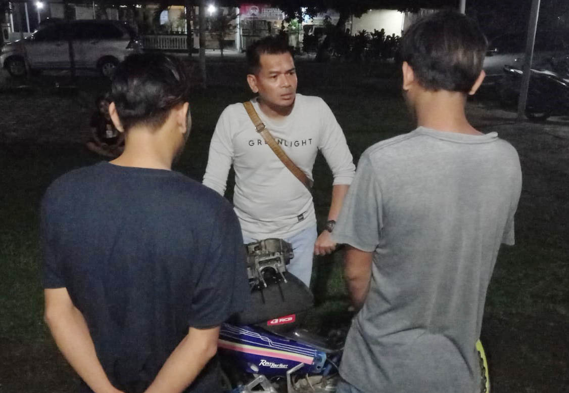 MALING MOTOR: Kapolsek Sandubaya Kompol Muhammad Nasrullah (tengah) menginterogasi terduga pelaku curanmor di mapolsek setempat, Rabu malam (7/12). (Harli/Lombok Post)