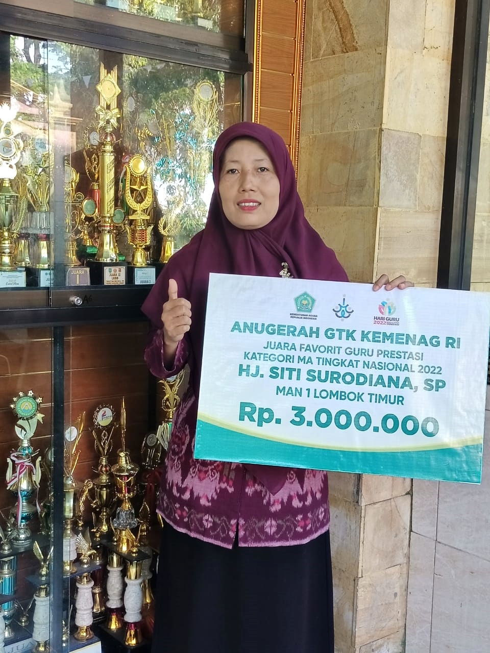 GURU BERPRESTASI: Hj Siti Surodiana juara favorit guru prestasi dalam Anugerah GTK Kemenag RI, Jumat (9/12). (MAN 1 Lotim for Lombok Post)