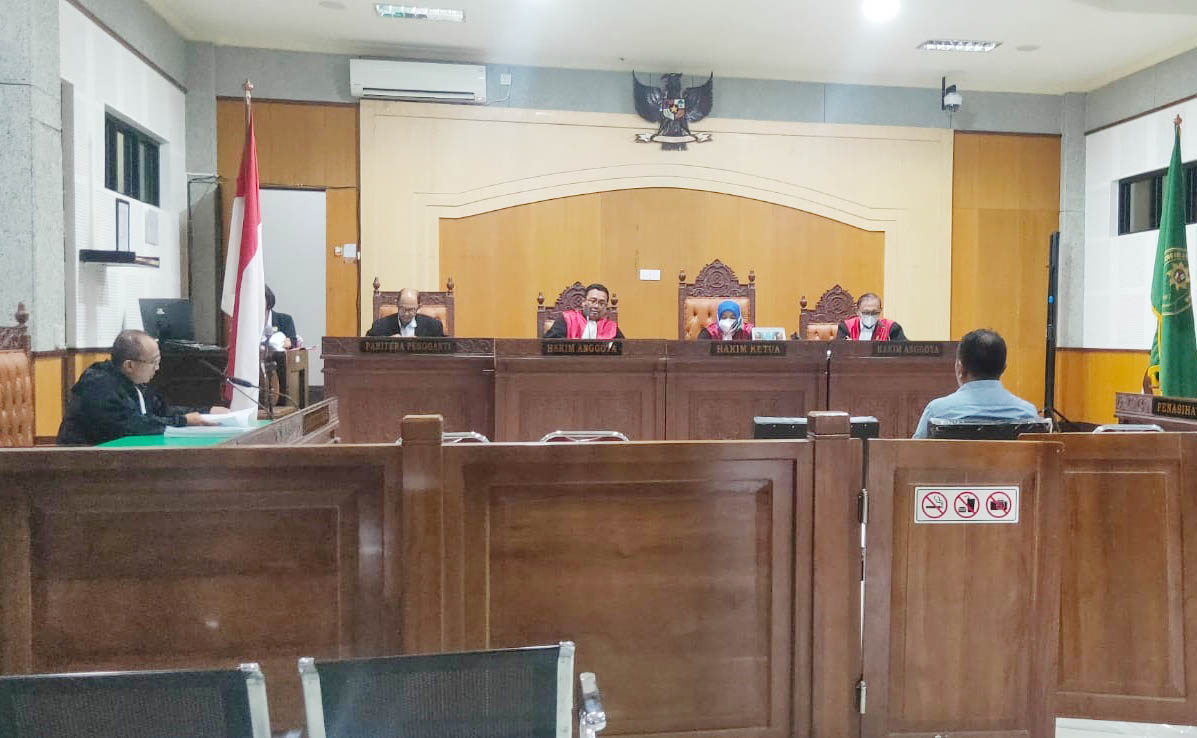 DITUNTUT: Mantan Kades Mawu Abidin Afandir mendengarkan pembacaan tuntutan JPU di Pengadilan Tipikor Mataram, Selasa (13/12). (Harli/Lombok Post)