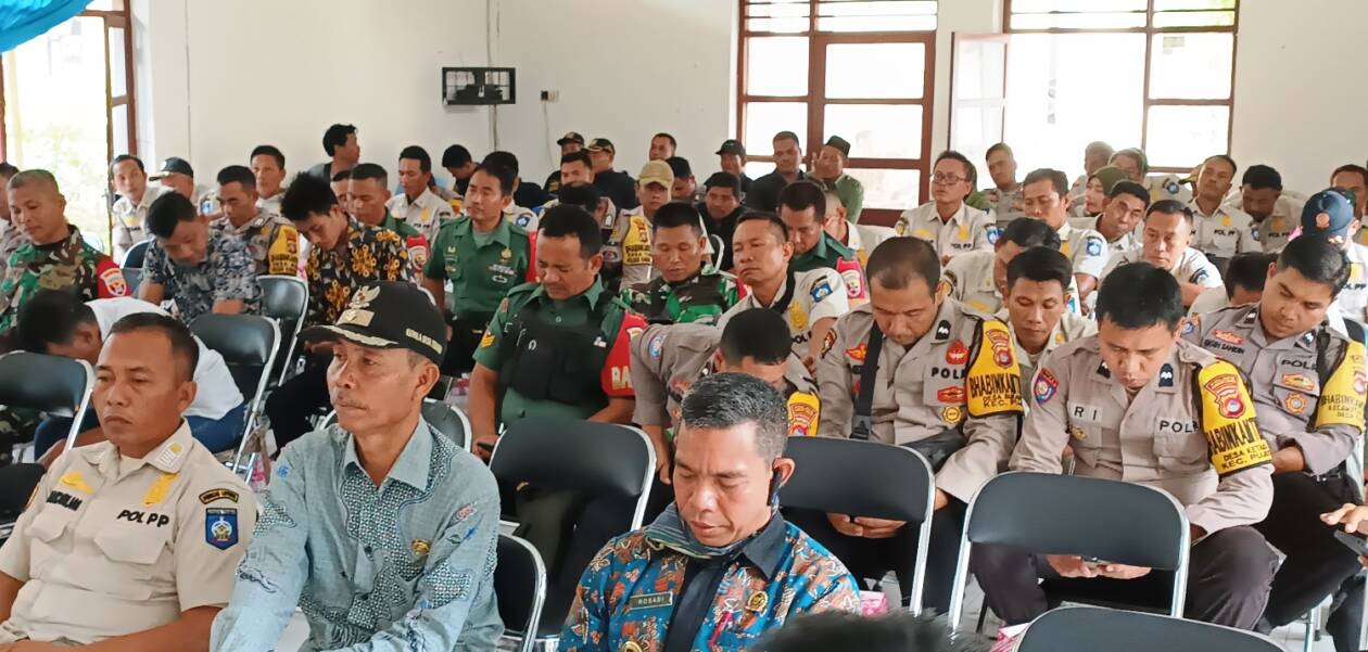 MENDENGARKAN: Para kades, babinsa, bhabinkamtibmas, dan anggota Satpol PP Loteng  saat mendengarkan pengarahan di aula kantor camat Pujut, Kamis (15/12). (Dedi/Lombok Post)