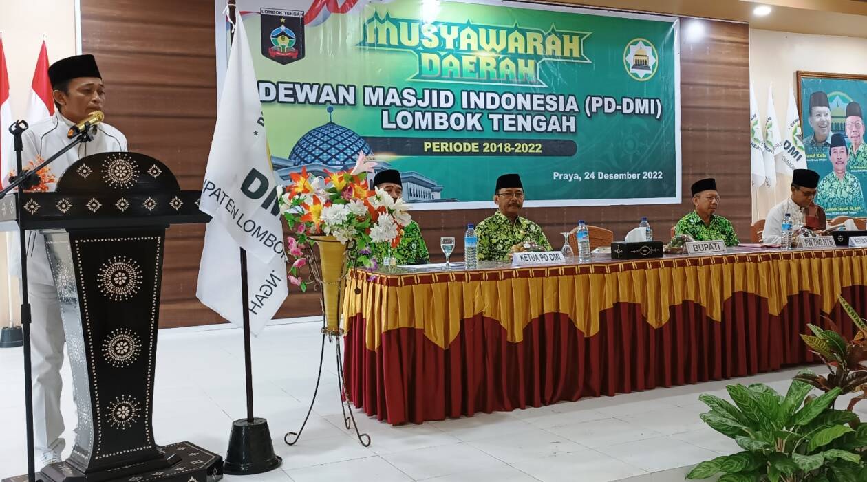 MENYAMPAIKAN PESAN: Bupati Loteng HL Pathul Bahri (kiri) saat menyampaikan pesan di hadapan para pengurus PD DMI Loteng di aula PGRI Loteng, Sabtu (24/12). (Dedi/Lombok Post)